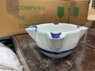 Mortero de cerámica azul y blanco