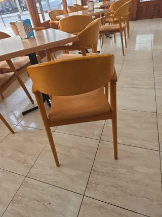 Silla de madera y tela