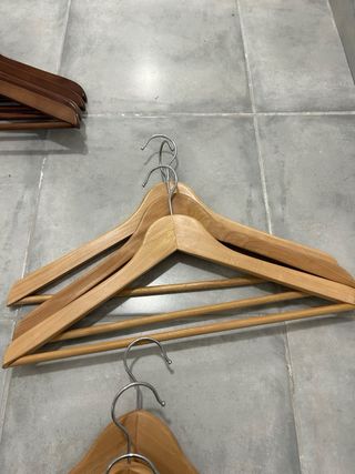 Lote de perchas de madera y metal