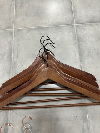 Lote de perchas de madera y metal