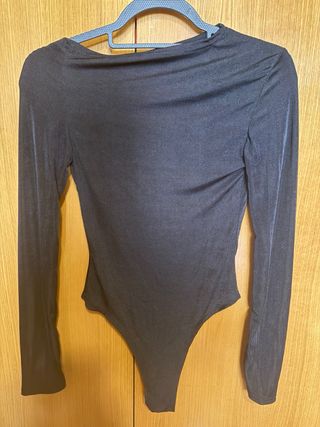 Body negro manga larga detalle dorado