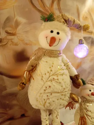 Muñecos Navideños Dorados y Blancos