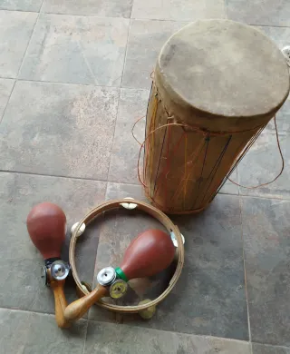 Tambor, maracas y pandereta