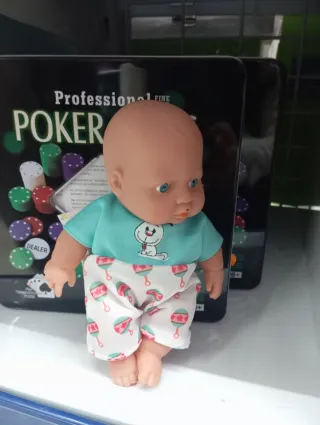 Muñeca bebé con ropa