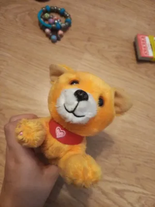 Peluche naranja con collar rojo