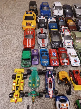 Lote de 13 coches Burago, helicópteros de juguete