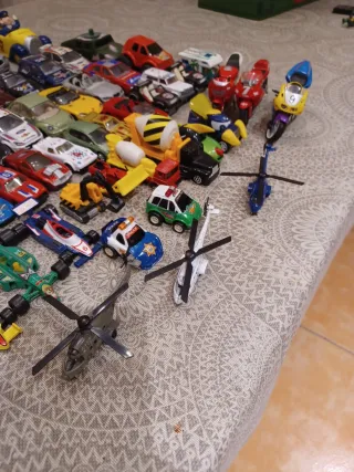 Lote de 13 coches Burago, helicópteros de juguete