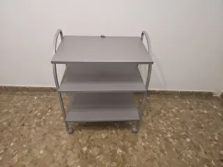 Mesa auxiliar gris con ruedas