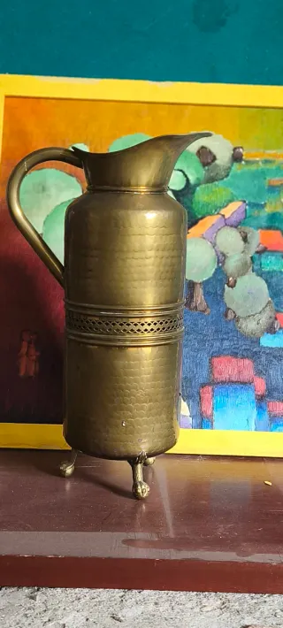 Jarra antigua de bronce martillado