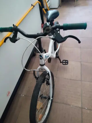 Bicicleta infantil Btwin blanca