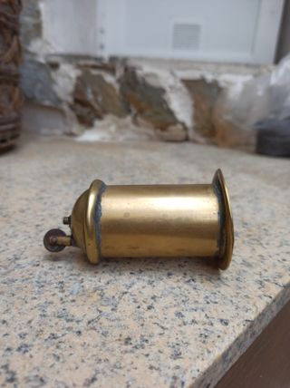Antiguo mechero de bronce