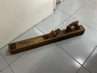 Cepillo de carpintero antiguo de madera