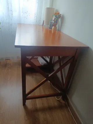 Escritorio de madera marrón
