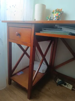 Escritorio de madera marrón