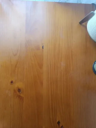 Escritorio de madera marrón