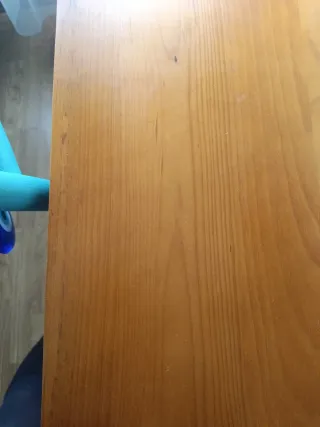 Escritorio de madera marrón