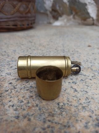 Antiguo encendedor de bronce