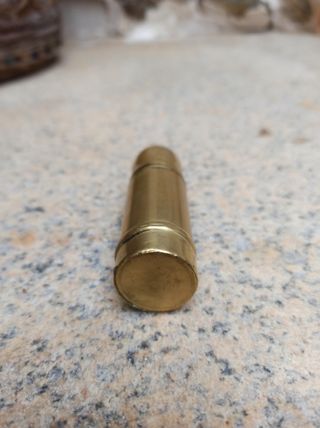 Antiguo encendedor de bronce