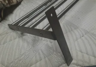 Estantería metálica de pared