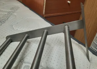 Estantería metálica de pared