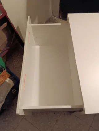 Baúl de almacenaje Ikea blanco con ruedas.