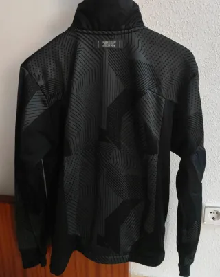 Sudadera Nike con estampado geométrico