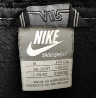 Sudadera Nike con estampado geométrico