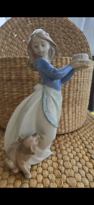 Figura NAO by Lladró Niña con Pastel