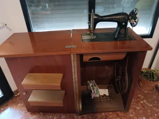 Máquina de coser vintage con mueble