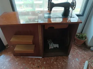 Máquina de coser vintage con mueble