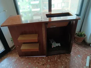 Máquina de coser vintage con mueble