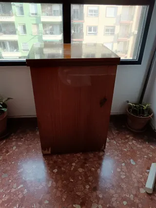 Máquina de coser vintage con mueble