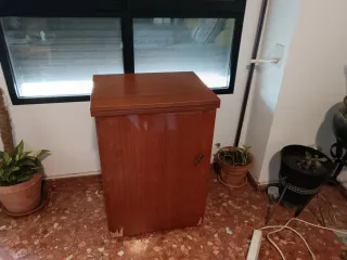 Máquina de coser vintage con mueble