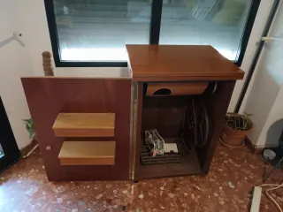 Máquina de coser vintage con mueble