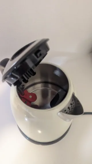 Hervidor de agua Russell Hobbs blanco crema