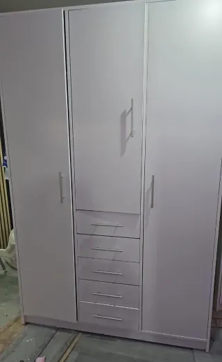 Armario gris y blanco