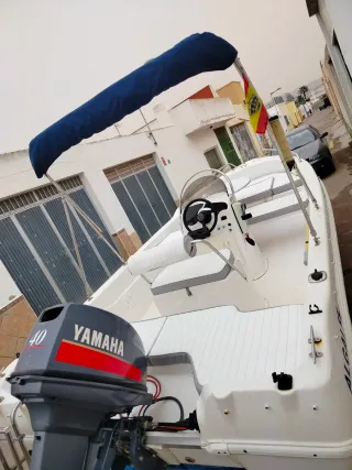 Barco Voraz 450 con motor Yamaha 40