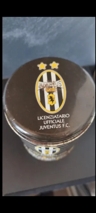 Contenitore in latta dedicato alla Juventus.