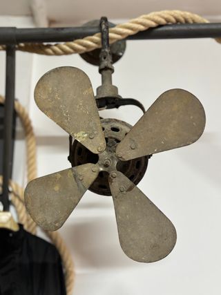 Ventilador antiguo de metal