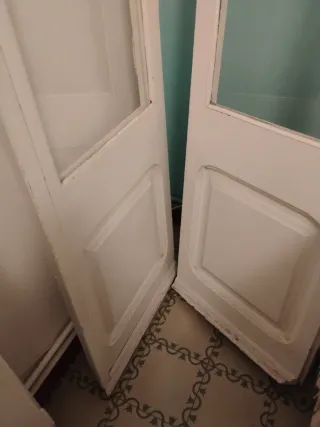 Puerta antigua de balcón