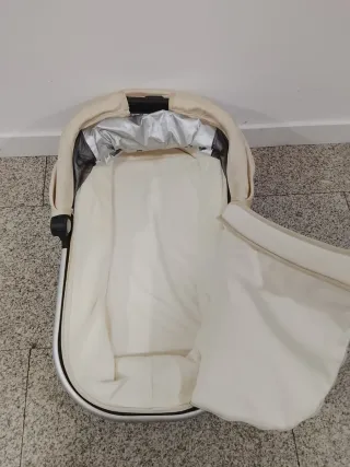 Capazo bebé UPPAbaby color crema NUEVO