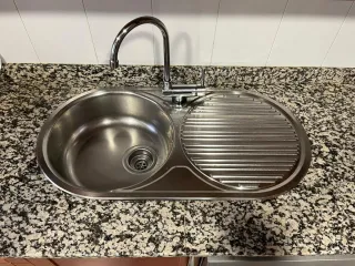 Cocina de madera maciza con electrodomésticos