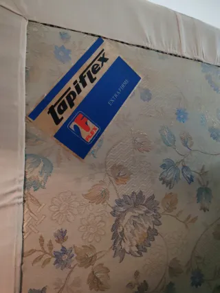 Somier tapizado beige y rosa, con patas TAPIFLEX