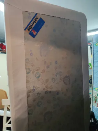 Somier tapizado beige y rosa, con patas TAPIFLEX