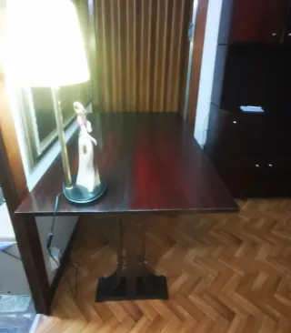 Mesa de comedor de madera oscura