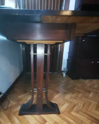 Mesa de comedor de madera oscura