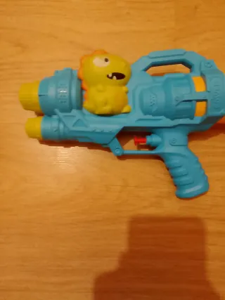 Pistola de agua azul y amarilla
