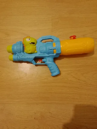 Pistola de agua azul y amarilla