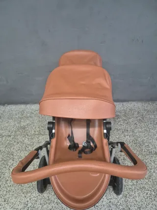 Cochecito gemelar marrón