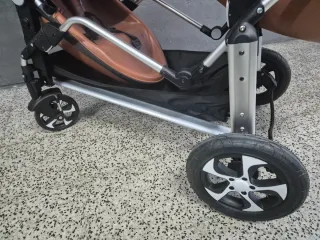 Cochecito gemelar marrón